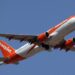 Avión EasyJet en vuelo.