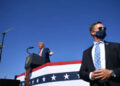 Un agente del Servicio Secreto de los Estados Unidos es guardia mientras el entonces presidente Donald Trump habla durante una manifestación en el Aeropuerto Regional de Prescott en Prescott, Arizona, el 19 de octubre de 2020.