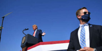 Un agente del Servicio Secreto de los Estados Unidos es guardia mientras el entonces presidente Donald Trump habla durante una manifestación en el Aeropuerto Regional de Prescott en Prescott, Arizona, el 19 de octubre de 2020.