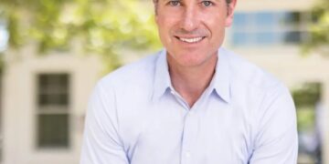 Retrato de un hombre sonriendo.