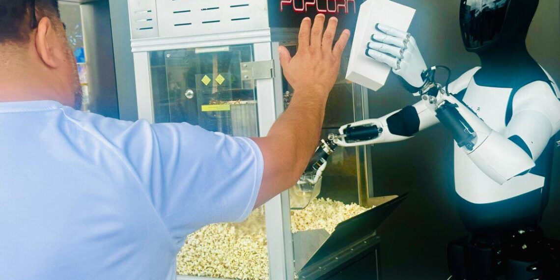 Optimus sirvió palomitas de maíz a los clientes en Tesla Diner el 22 de julio de 2025. (Jill McLaughlin/The Epoch Times)