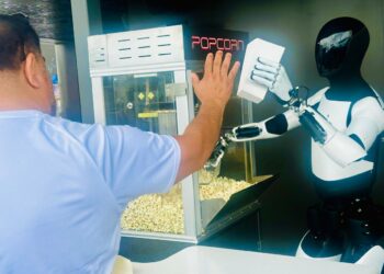Optimus sirvió palomitas de maíz a los clientes en Tesla Diner el 22 de julio de 2025. (Jill McLaughlin/The Epoch Times)