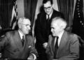 Primer Ministro de Israel Ben Gurion, acompañado por Abba Eban, reuniéndose con el presidente de los Estados Unidos, Harry Truman, en la Casa Blanca.