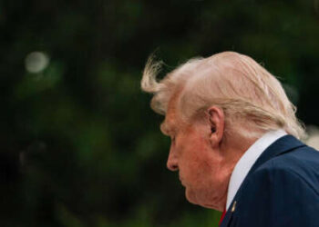 El presidente Donald Trump camina por el South Lawn a su llegada a la Casa Blanca en Washington, DC, el 13 de julio de 2025, después de asistir a la final de la Copa Mundial de Clubes FIFA 2025 en Nueva Jersey.