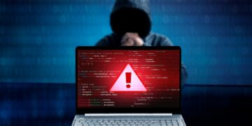 Ilustración de una computadora portátil que muestra código de error con una figura con capucha en el fondo.