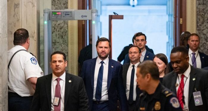 El Senado pasa Megabill con Vance Casting Tie-Beaker