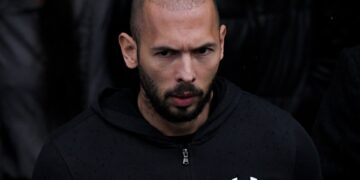 Andrew Tate dejando el Tribunal de Apelaciones en Bucarest.