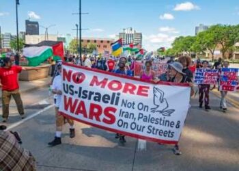 Los manifestantes se reunieron en el edificio federal y luego marcharon en el centro para oponerse a cualquier guerra estadounidense con Irán el 28 de junio de 2025 en Detroit, Michigan.