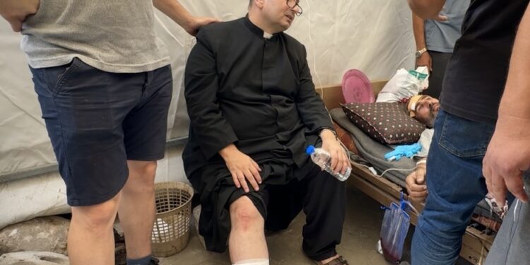 Los palestinos heridos, incluido un sacerdote, recibieron tratamiento en un hospital después de un ataque.