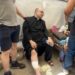 Los palestinos heridos, incluido un sacerdote, recibieron tratamiento en un hospital después de un ataque.