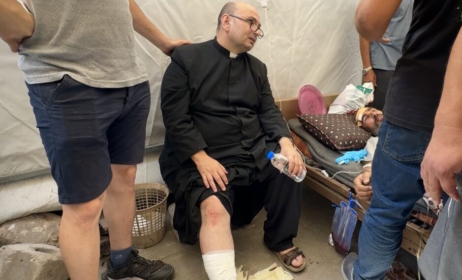 Los palestinos heridos, incluido un sacerdote, recibieron tratamiento en un hospital después de un ataque.