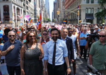 Zohran Mamdani, candidata a la ciudad de Nueva York para alcalde y Letitia James, Fiscal General de Nueva York, participa en la Marcha del Orgullo de NYC de 2025 el 29 de junio de 2025 en la ciudad de Nueva York.