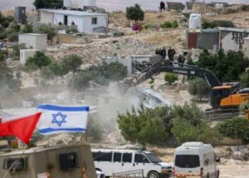 El ejército israelí, acompañado por excavadoras, destruye casas palestinas en el pueblo de Khallet al-Dabaa en el área de Masafer Yatta, al sur de Hebrón en Cisjordania, desplazando a unos 120 palestinos el 5 de mayo de 2025. Según los informes, Israel destruyó 150 edificios palestinos y casas en Occidental en Bank solo en abril.