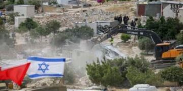 El ejército israelí, acompañado por excavadoras, destruye casas palestinas en el pueblo de Khallet al-Dabaa en el área de Masafer Yatta, al sur de Hebrón en Cisjordania, desplazando a unos 120 palestinos el 5 de mayo de 2025. Según los informes, Israel destruyó 150 edificios palestinos y casas en Occidental en Bank solo en abril.