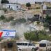 El ejército israelí, acompañado por excavadoras, destruye casas palestinas en el pueblo de Khallet al-Dabaa en el área de Masafer Yatta, al sur de Hebrón en Cisjordania, desplazando a unos 120 palestinos el 5 de mayo de 2025. Según los informes, Israel destruyó 150 edificios palestinos y casas en Occidental en Bank solo en abril.