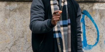 Rudy Gede hablando afuera.