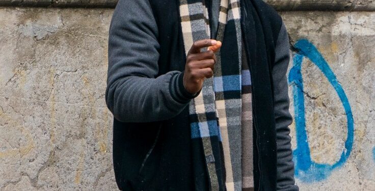 Rudy Gede hablando afuera.