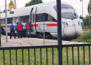 Pasajeros y socorristas en un tren de hielo después de un ataque de hacha.