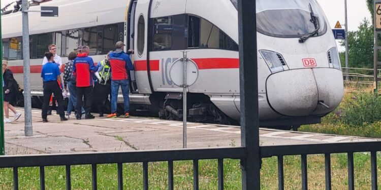 Pasajeros y socorristas en un tren de hielo después de un ataque de hacha.