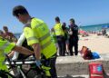Los respondedores de emergencia atendieron a una mujer herida en una playa después de un presunto ataque de tiburones.
