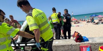 Los respondedores de emergencia atendieron a una mujer herida en una playa después de un presunto ataque de tiburones.