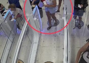 Imagen de la cámara de seguridad de las personas en el aeropuerto.