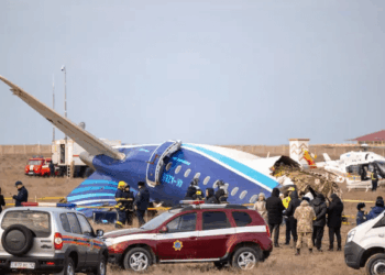 Accidente aéreo en un aeropuerto con personal de emergencia y espectadores.