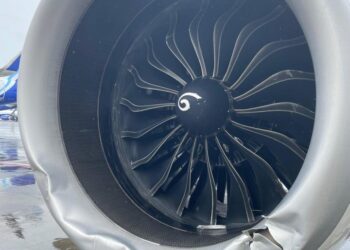 Carcasa de motor de avión dañado.