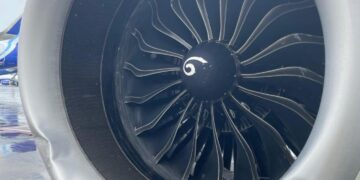 Carcasa de motor de avión dañado.