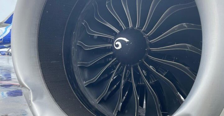 Carcasa de motor de avión dañado.