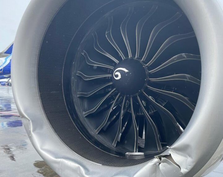 Carcasa de motor de avión dañado.