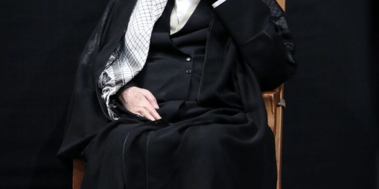 Ayatolá Ali Khamenei en una ceremonia de duelo.