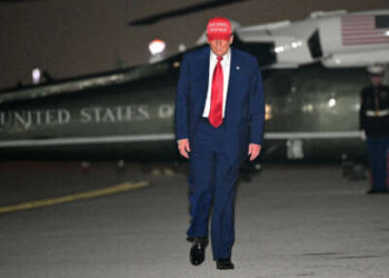 El presidente Donald Trump sale de Marine One y camina para abordar la Fuerza Aérea One antes de salir del Aeropuerto Internacional de Miami, en Miami, Florida, el 3 de abril de 2025.
