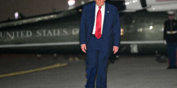 El presidente Donald Trump sale de Marine One y camina para abordar la Fuerza Aérea One antes de salir del Aeropuerto Internacional de Miami, en Miami, Florida, el 3 de abril de 2025.