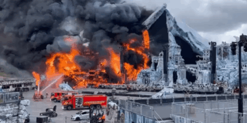 Gran incendio que envuelve un escenario.