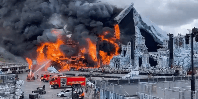 Gran incendio que envuelve un escenario.