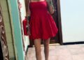 Mujer con vestido rojo tomando una selfie.