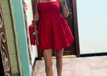 Mujer con vestido rojo tomando una selfie.