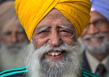 Smiling Fauja Singh, el corredor de maratón  antiguo del mundo.