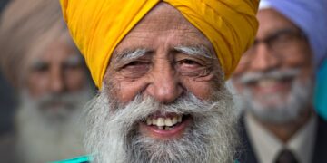 Smiling Fauja Singh, el corredor de maratón  antiguo del mundo.