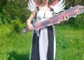 Mujer en cosplay sosteniendo una gran espada.