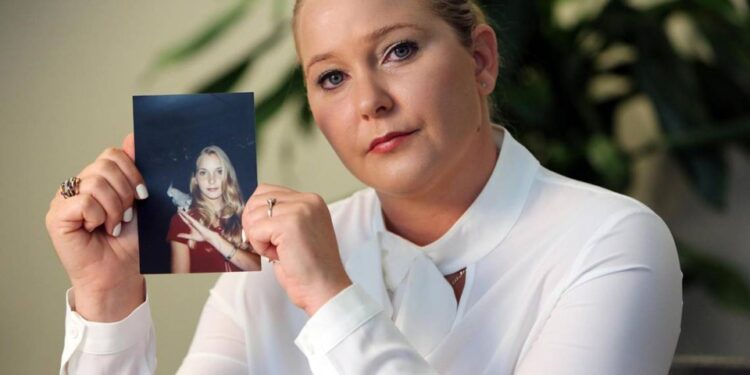 Mujer sosteniendo una foto de una mujer joven con un pájaro.