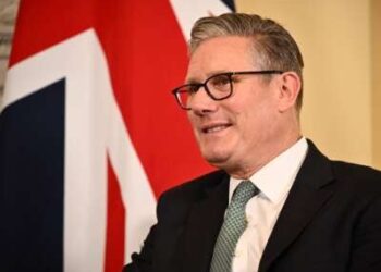 El primer ministro de Gran Bretaña, Keir Starmer, sonríe durante una reunión con el canciller de Alemania, Friedrich Merz, dentro de 10 Downing Street en Londres el 17 de julio de 2025.