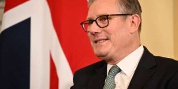 El primer ministro de Gran Bretaña, Keir Starmer, sonríe durante una reunión con el canciller de Alemania, Friedrich Merz, dentro de 10 Downing Street en Londres el 17 de julio de 2025.