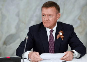 Un hombre en una demanda que revisa documentos.