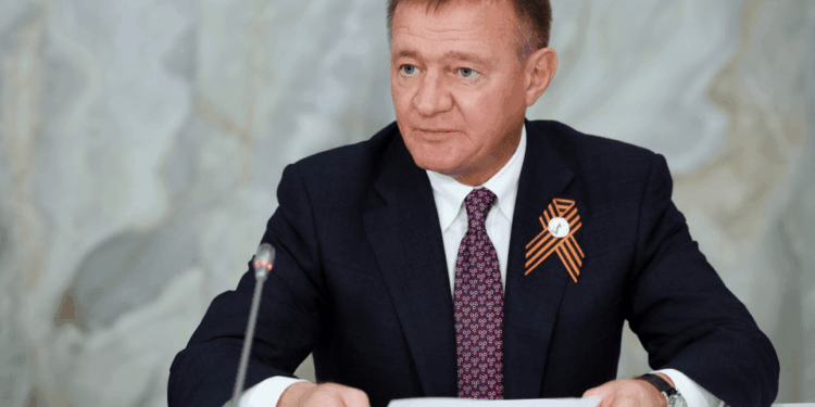 Un hombre en una demanda que revisa documentos.