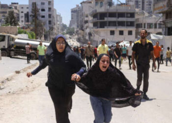 Dos chicas reaccionan después de que una huelga israelí golpeó una tienda de campaña desplazada de palestinos, en la ciudad de Gaza, el 8 de julio de 2025.