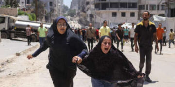 Dos chicas reaccionan después de que una huelga israelí golpeó una tienda de campaña desplazada de palestinos, en la ciudad de Gaza, el 8 de julio de 2025.