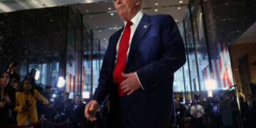 El ex presidente Donald Trump se va después de dirigirse a miembros de los medios de comunicación en Trump Tower el 31 de mayo de 2024 en la ciudad de Nueva York.