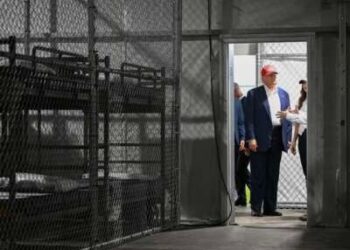 Donald Trump recorre una cárcel migrante, doblada "Alligator Alcatraz," Ubicado en el sitio del aeropuerto de capacitación y transición de Dade-Collier en OchoPee, Florida, el 1 de julio de 2025.